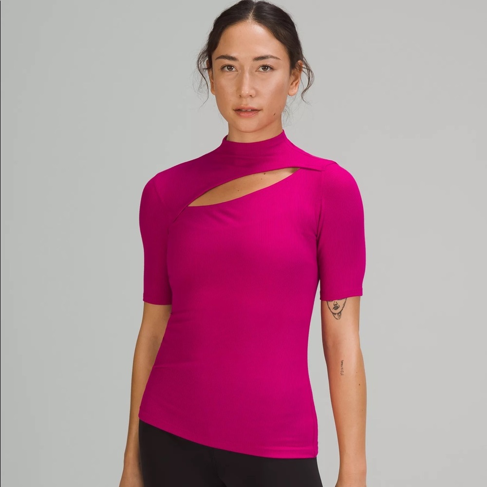 Lululemon LA TIGHT-TO-BODY KEYHOLE T-SHIRT
Ripened Raspberry
Size: 10